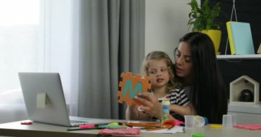 Annesi onun odasına masada hamuru siting şekil arıyorsunuz ile sarışın kıvırcık saçlı sevimli küçük kız. Kapalı.