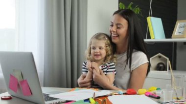 Siyah uzun saçları ve sarı kıvırcık saçlı ev ve video babamla sohbet siting ile büyüleyici onu dauther güzel bir kadın. Kapalı.