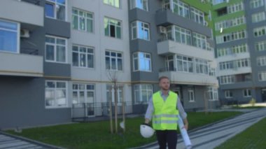 Rusçuk saç ve sakal kameraya mı, el çizimi holding ve kaskların açık koyma ile yakışıklı Oluşturucu.