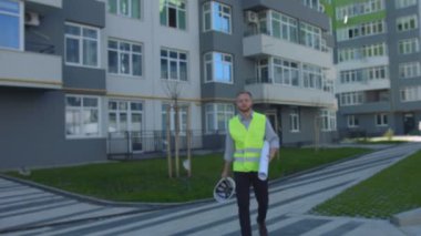 Kamera için gidiş çekici mimar rousse saç ve sakal el çizimi, holding ile başının üstüne koyarak açık kask.