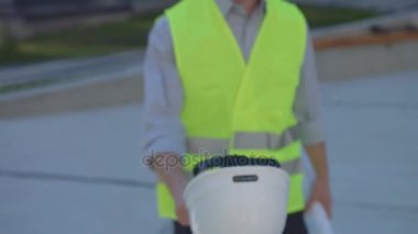 Beyaz Oluşturucu ile rousse saç ve sakal baş beyaz koruyucu Miğferde koyarak ve inşa arka plan şirketten çizim arıyorum. Yakın çekim.