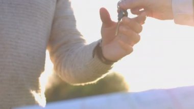 Eller iki adamın portresi. Keyses istemciye vererek ve elini sallayarak mimar adam. Oudoor.