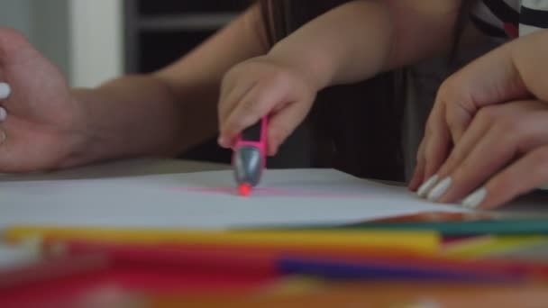 Retrato de mãos de menina desenho com caneta de feltro em folha de papel situado com a mãe em casa. Interior . — Vídeo de Stock