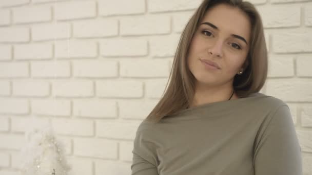Zár megjelöl szemcsésedik-ból vonzó fiatal nő meztelen pulóver-possing és mosolyogva a kamera. — Stock videók