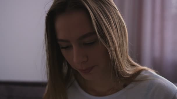 Närbild porträtt av ung attraktiv kvinna att skriva något på laptop i vardagsrummet. — Stockvideo