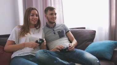 Çift olarak portresi kanepede otururken video oyunu oynayan seviyorum.