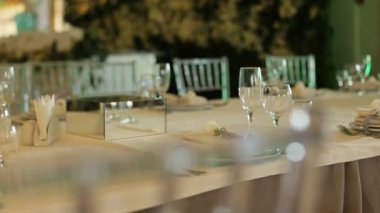 Gözlük, çatal ve bıçak ile sunulan beyaz masa çekim bir düğün için yukarıya kapatmak.