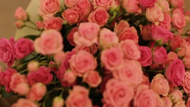 Primo piano colpo di bouquet rosa e viola di rose dal giorno del matrimonio . — Video Stock