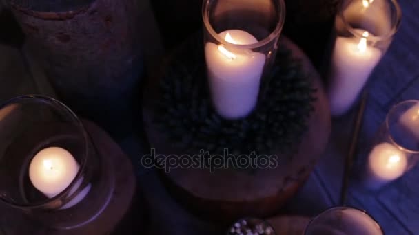 Velas no chão como decoração para o dia do casamento na escuridão. Fechar dolly shot . — Vídeo de Stock