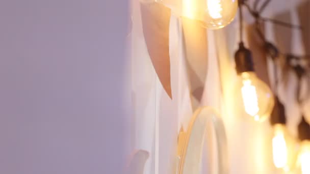 Detailní záběr záběr žárovky věnečky na bílé zdi. — Stock video
