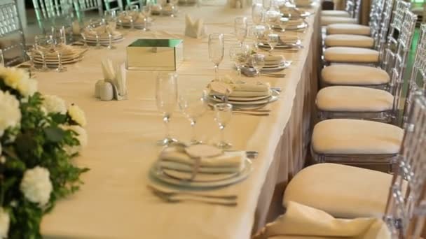 Primer plano de mesa y silla blanca decorada y servida para un día de boda . — Vídeo de stock