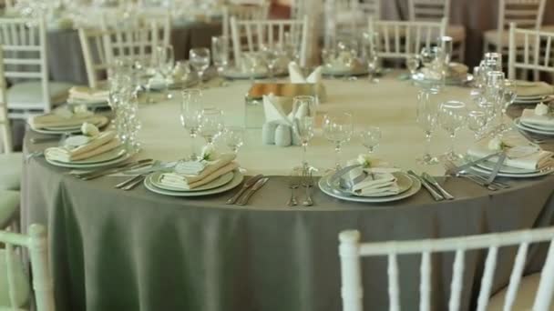 Nahaufnahme eines geschmückten runden weißen Tisches für einen Hochzeitstag. Kugelstoßer. — Stockvideo