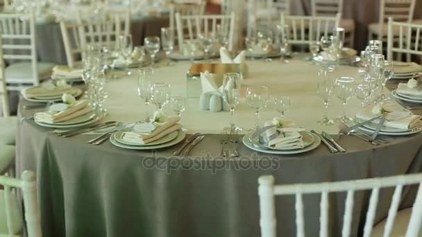 Plan rapproché de la table ronde blanche décorée pour un jour de mariage. Dolly shot .