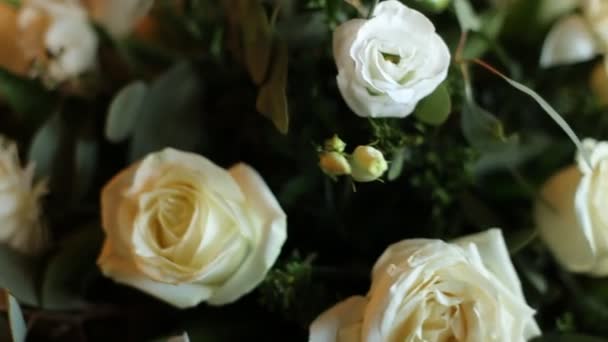 Close up shot of white bouquet of roses from the table at wedding day. — Stock Video