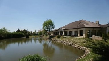 Dolly bir restoran dış ağaçlar, göller ile kadeh. Restoran yakınında güzel doğa.