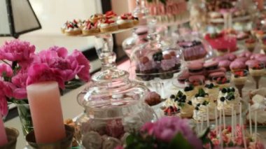 Şık renkli çikolata restoranda düğün. Yakın çekim. Dolly vurdu.