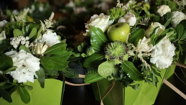 Nahaufnahme eines weißen Straußes aus Rosen und Gemüse vom Tisch am Hochzeitstag. — Stockvideo