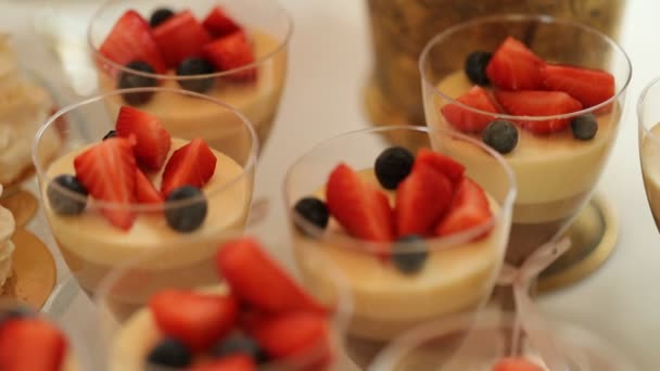 Close up tiro de sobremesa de morango nos óculos da barra de doces do casamento . — Vídeo de Stock