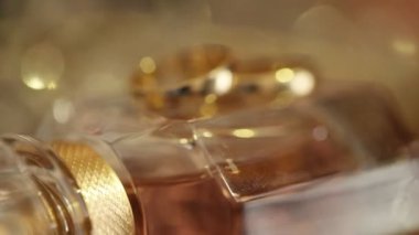 Atış alyans cam zemin üzerine kapatın.