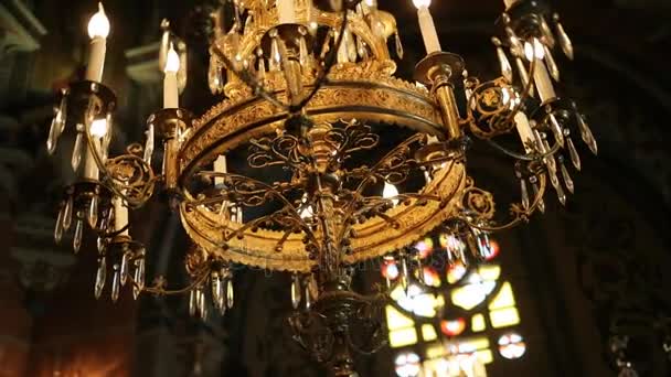 Dolly shot of beautiful luxury chandelier in the church. — Stock Video