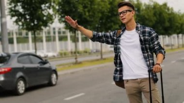 Havaalanı şehir yolda bazı otomobillerde yakalamaya çalışıyor Bagaj ile genç adam.