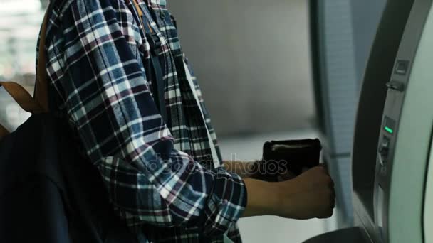 Close-up shot van man handen krijgen geld uit Atm van de creditcard. — Stockvideo