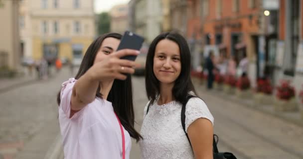 Dvě přítelkyně rádi, berou selfie v centru města. Venku. — Stock video