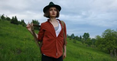 Güzel genç turist kızla dağlar, sırt çantası. Cep telefonunda bir şey kontrol kadın