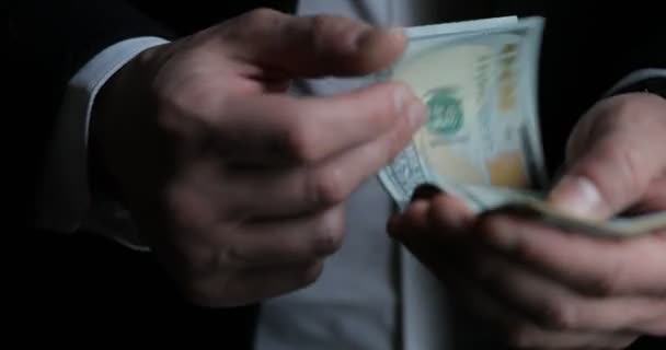 Bliska strzał zużycia człowiek w garniturze, Liczarki banknotów amerykański — Wideo stockowe