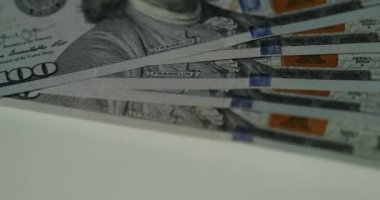 Para, dolar izole beyaz zemin üzerine kapatın. Bize dolar faturaları görüntüleyin. para birimi döviz kuru. Arka plan ile para Amerikan Doları baht banknot