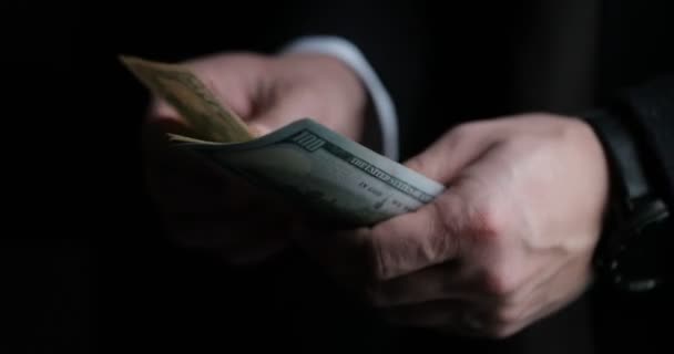 男性商人或银行家的特写, 数美国账单。储蓄、财政和经济概念 — 图库视频影像