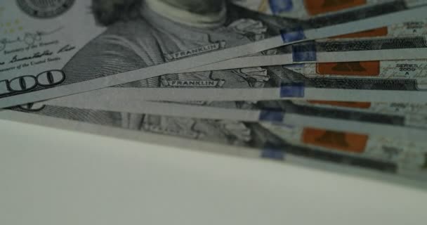 Großaufnahme von Geld, Dollars isoliert auf weißem Hintergrund. Blick auf uns Dollarscheine. Wechselkurs. Hintergrund mit Geld amerikanischer Baht-Banknote — Stockvideo