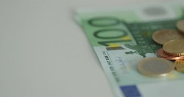 Euro para döndürme, sikke ve banknot. Euro para birimi. Paralar birbirlerine farklı pozisyonlarda yığılmış. Para kavramı.
