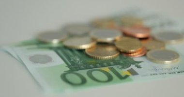 Avrupa Birliği banknot ve madeni paraların beyaz arka plan üzerinde. Euro para birimi. Euro kağıt banknot ve madeni paralar. 100 euro. Euro banknot. AB faturaları