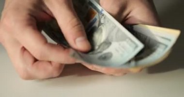 Para - büyük Doları banknot sayma. Para ödemeden veya ödenir. Taze basılı ABD banknotlar.