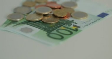 Euro para döndürme, sikke ve banknot. Euro para birimi. Paralar birbirlerine farklı pozisyonlarda yığılmış. Para kavramı.