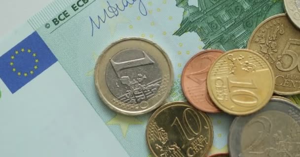Fotografia de close-up de dinheiro, moedas e notas de euro. Moeda em euros. Moedas empilhadas umas nas outras em posições diferentes. Conceito de dinheiro. Rotação — Vídeo de Stock