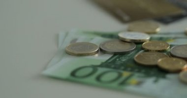 Euro para döndürme, sikke ve banknot. Euro para birimi. Paralar birbirlerine farklı pozisyonlarda yığılmış. Para kavramı.