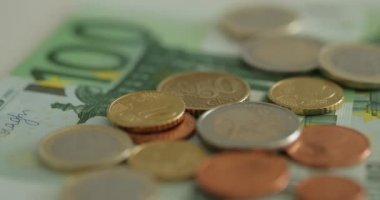 Euro para döndürme, sikke ve banknot. Euro para birimi. Paralar birbirlerine farklı pozisyonlarda yığılmış. Para kavramı.