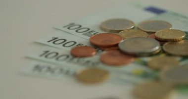 Yakın çekim shot Euro para, sikke ve banknot. Euro para birimi. Paralar birbirlerine farklı pozisyonlarda yığılmış. Para kavramı. Döndürme