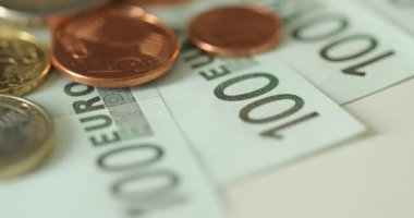 Avrupa Birliği banknot ve madeni paraların beyaz arka plan üzerinde. Euro para birimi. Euro kağıt banknot ve madeni paralar. 100 euro. Euro banknot. AB faturaları