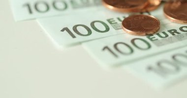 Avrupa Birliği banknot ve madeni paraların beyaz arka plan üzerinde. Euro para birimi. Euro kağıt banknot ve madeni paralar. 100 euro. Euro banknot. AB faturaları