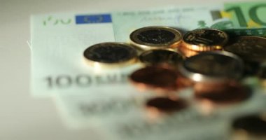Euro banknot iplik. Para kapatın. Euro para birimi. Paralar birbirlerine farklı pozisyonlarda yığılmış. Para kavramı.