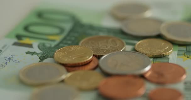 Ротация евро, монет и банкнот. Евро. Монеты, сложенные друг на друга в разных положениях. Концепция денег . — стоковое видео