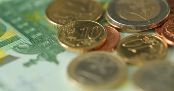 Γραμμάτια ευρώ κλώση. Κοντινό πλάνο της χρήματα. Το νόμισμα του ευρώ. Κέρματα στοίβα από κάθε άλλη σε διαφορετικές θέσεις. Έννοια χρήματα. — Αρχείο Βίντεο