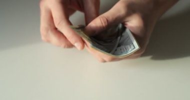 Para - büyük Doları banknot sayma. Para ödemeden veya ödenir. Taze basılı ABD banknotlar.