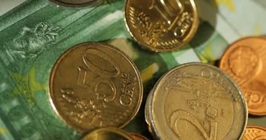 Yakın çekim shot Euro para, sikke ve banknot. Euro para birimi. Paralar birbirlerine farklı pozisyonlarda yığılmış. Para kavramı. Döndürme