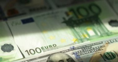 Euro, bize dolar, uluslararası kağıt para. Ana kelime para birimi bize dolar ve Euro, dönen kavramı iş geçmişi, döngü hazır İsviçre Frank banka notları
