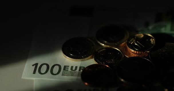 Безшовні цикл купу банкноти обертається на тарілку з дрібної глибиною різкості. 100 євро рахунки. Грошовий (євро). Монети, складені один на одного в різних позиціях — стокове відео