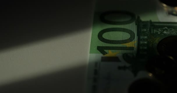 Bezproblémové opakování banda bankovek rotující talíř s malou hloubkou ostrosti. 100 euro bankovky. Měně euro. Mince, které jsou naskládány na sobě v různých polohách — Stock video